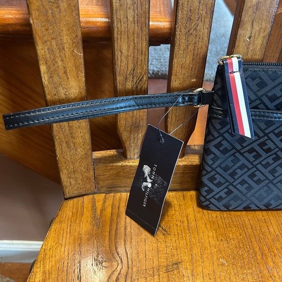 Tommy Hilfiger Black Wristlet Bag NWT - Picture 2 of 9